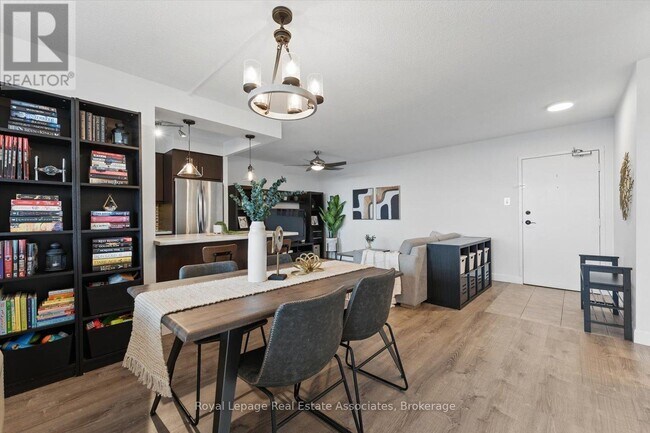 Photo du bâtiment - 966-966 Inverhouse Dr