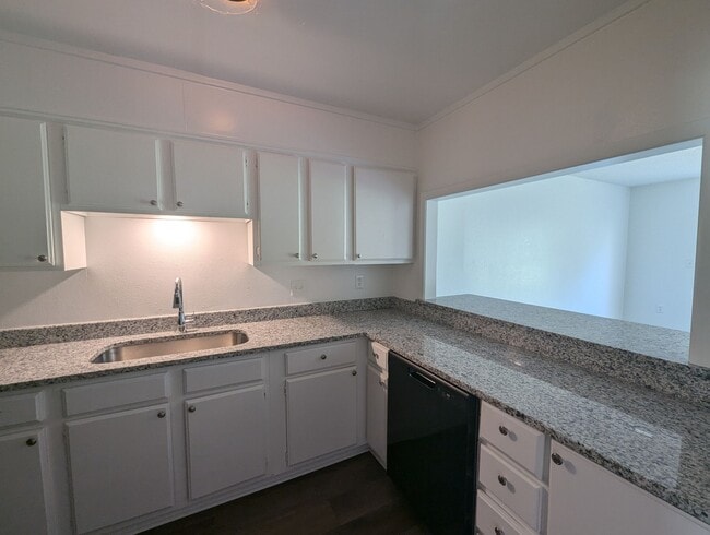Building Photo - Newly Remodeled 2/1.5 Townhouse in Newport!
