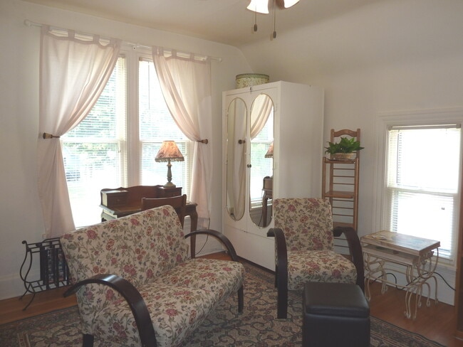 Building Photo - 121 Oak St