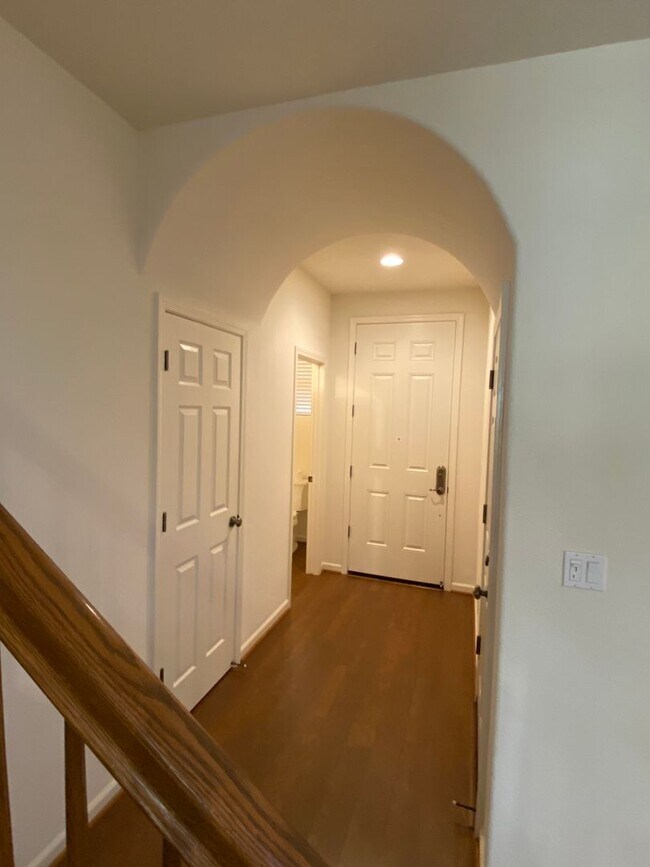 Building Photo - AVAILABLE NOW! Beautiful 3 Bedroom 2 Bath ...