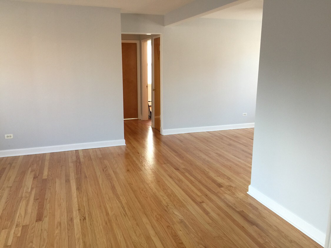Front entrance view - 2422 W Farragut Ave