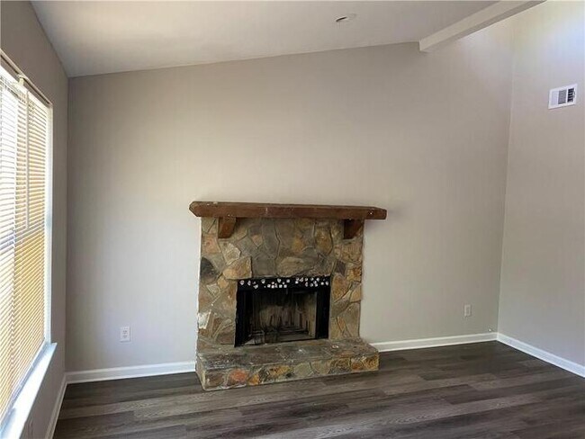 Building Photo - 2 Bedroom 2 Bathroom Townhome