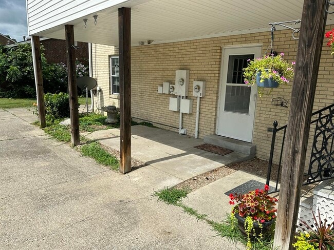 Building Photo - 415 Ridgewood Ln