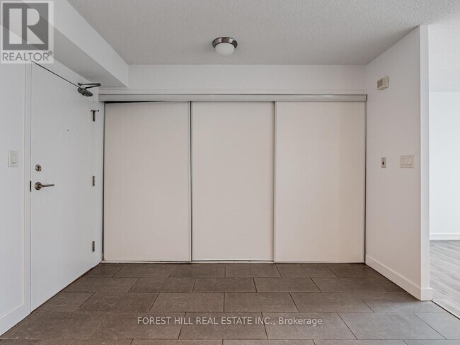 Building Photo - 15-815 Brunel Ct