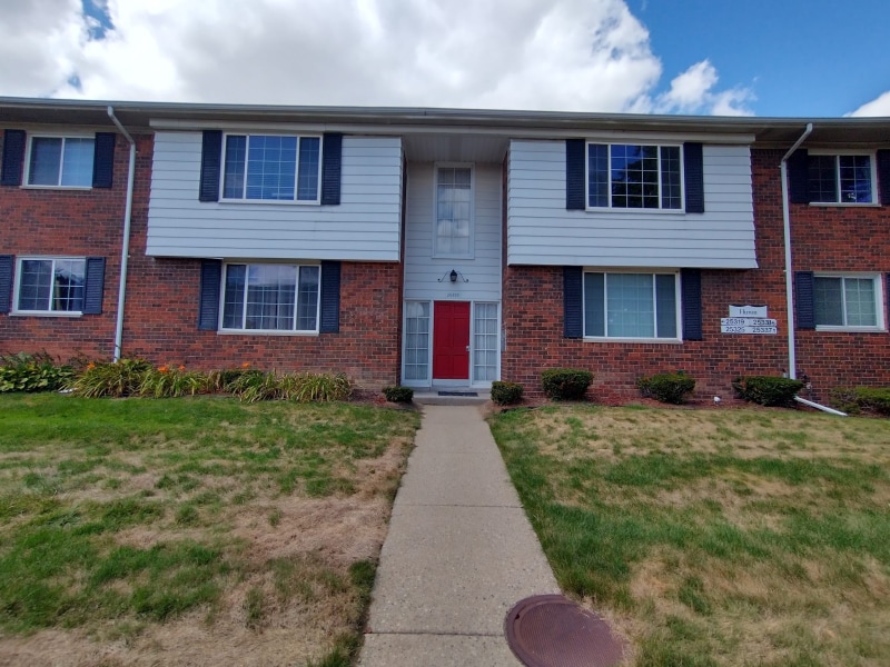 Primary Photo - 25325 Shiawassee Cir