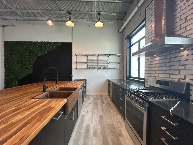 Foto del edificio - Industrial Style. Downtown Energy. Elevated Living.