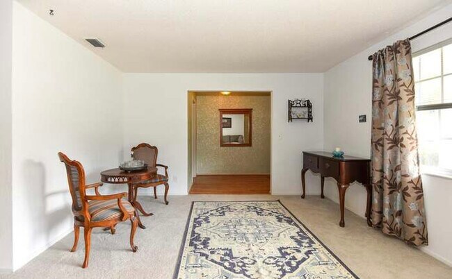 Building Photo - 827 Lindenwood Cir W