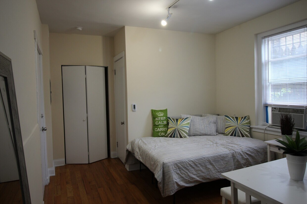 Primary Photo - 1206 W Granville Ave