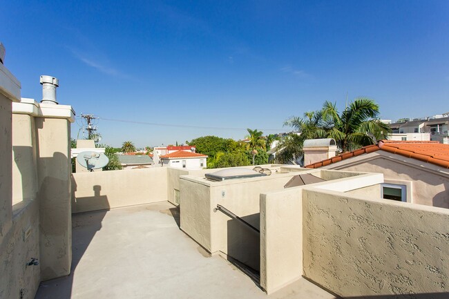 Foto del edificio - SPACIOUS, TRI-LEVEL, 3BR3.5BA HOME W/ ROOF...