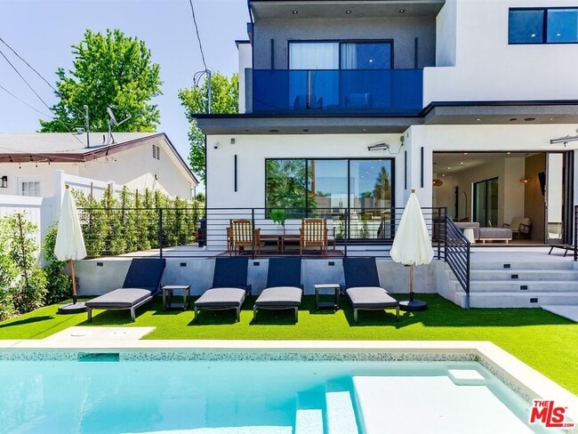 Building Photo - 5929 Hesperia Ave