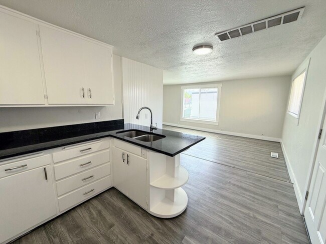 Building Photo - 2544-2548 S 200 E