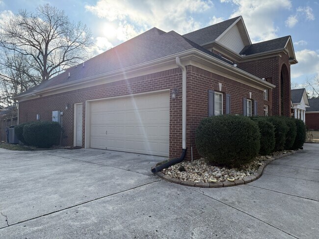 Building Photo - 118 Crystal Lake Dr