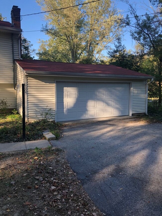 Building Photo - Newly renovated 4BR/2BA home, across from IU Stadium and Golf Course!