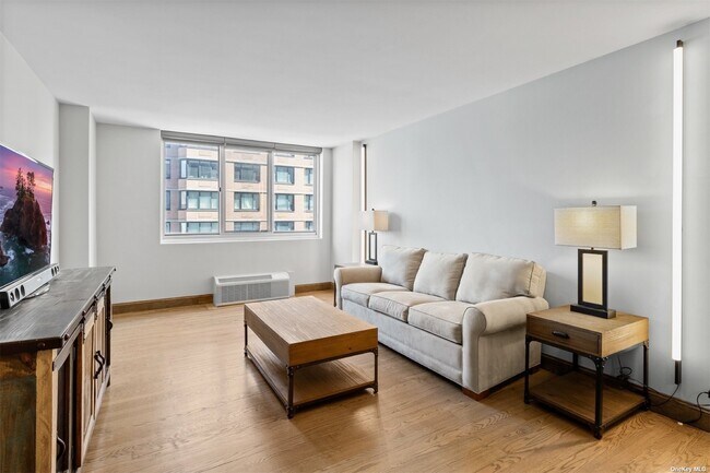 Building Photo - 345 E 93rd St