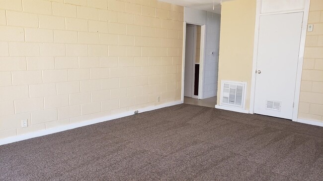 Building Photo - 900 Davidson Dr