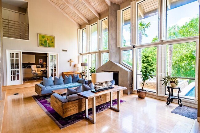 Foto del edificio - 102 Canyon Cir W