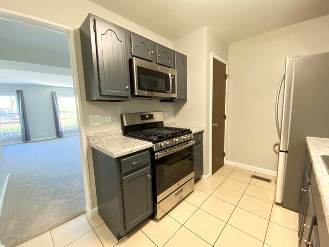 Building Photo - 2S627 Hampton Dr