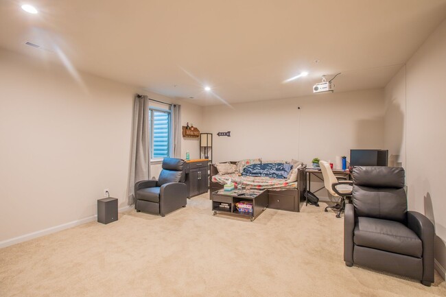 Building Photo - Exciting 3 BR/2.5 BA Townhome in Hanover!