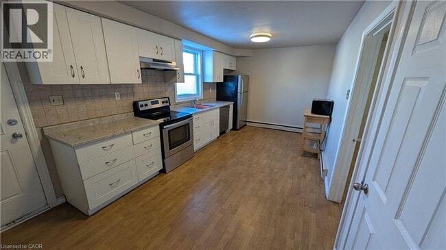 Photo du bâtiment - 250 Highland Rd W