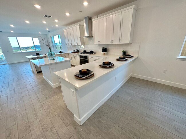 Foto del edificio - Charming Lennar Lakefront Home with 4 Bedrooms and 3.5 Bathrooms