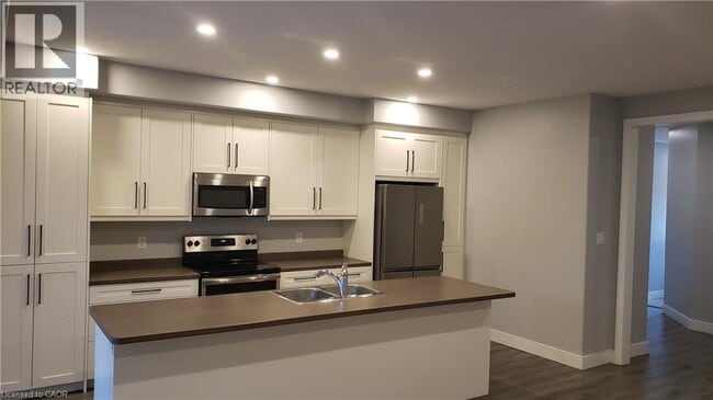 Building Photo - 291 Falcon Dr