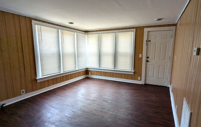 Building Photo - 569 W Webster Ave