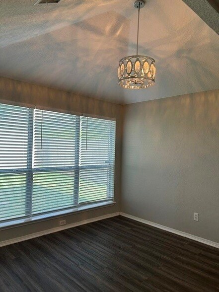 Foto del edificio - 1012 High Crest Dr