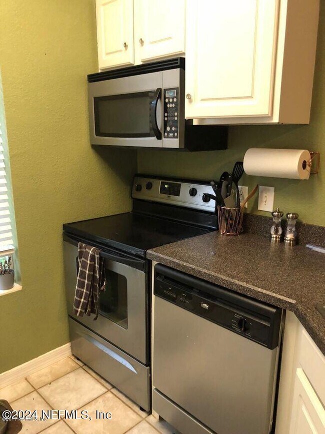Building Photo - 13703 Richmond Park Dr N