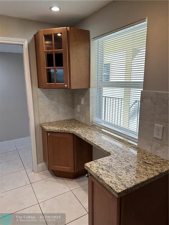 Building Photo - 2751 N Palm Aire Dr