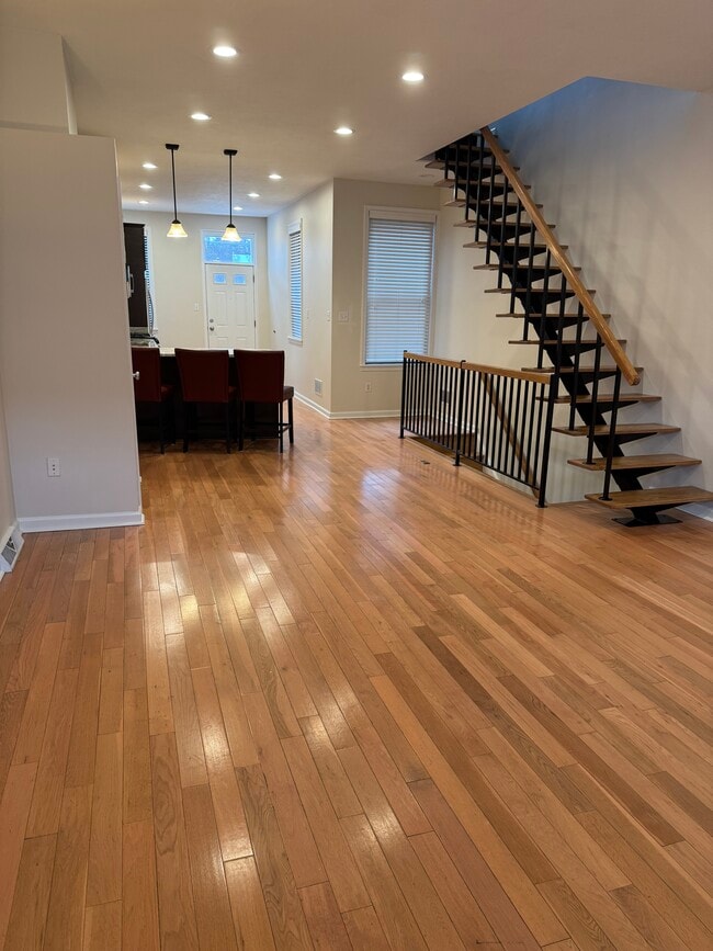 Building Photo - 5827 Pierce St