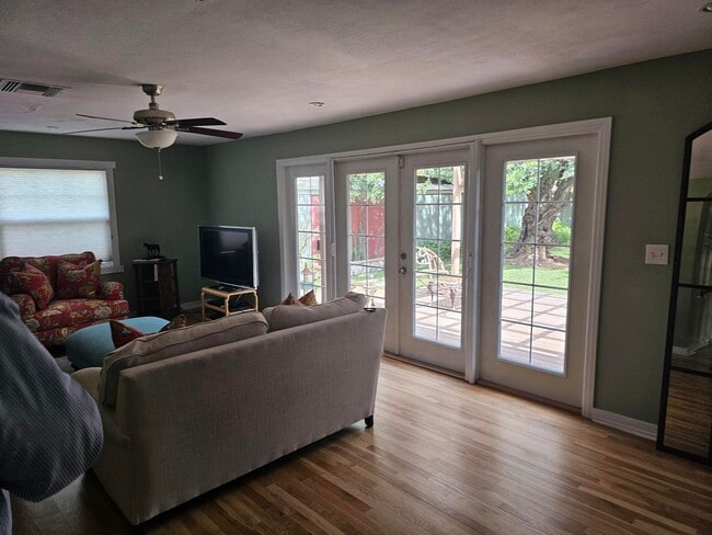 Building Photo - 3bd historic Gem!