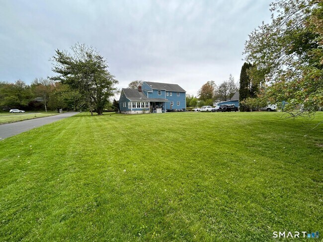Foto del edificio - 890 Daniels Farm Rd