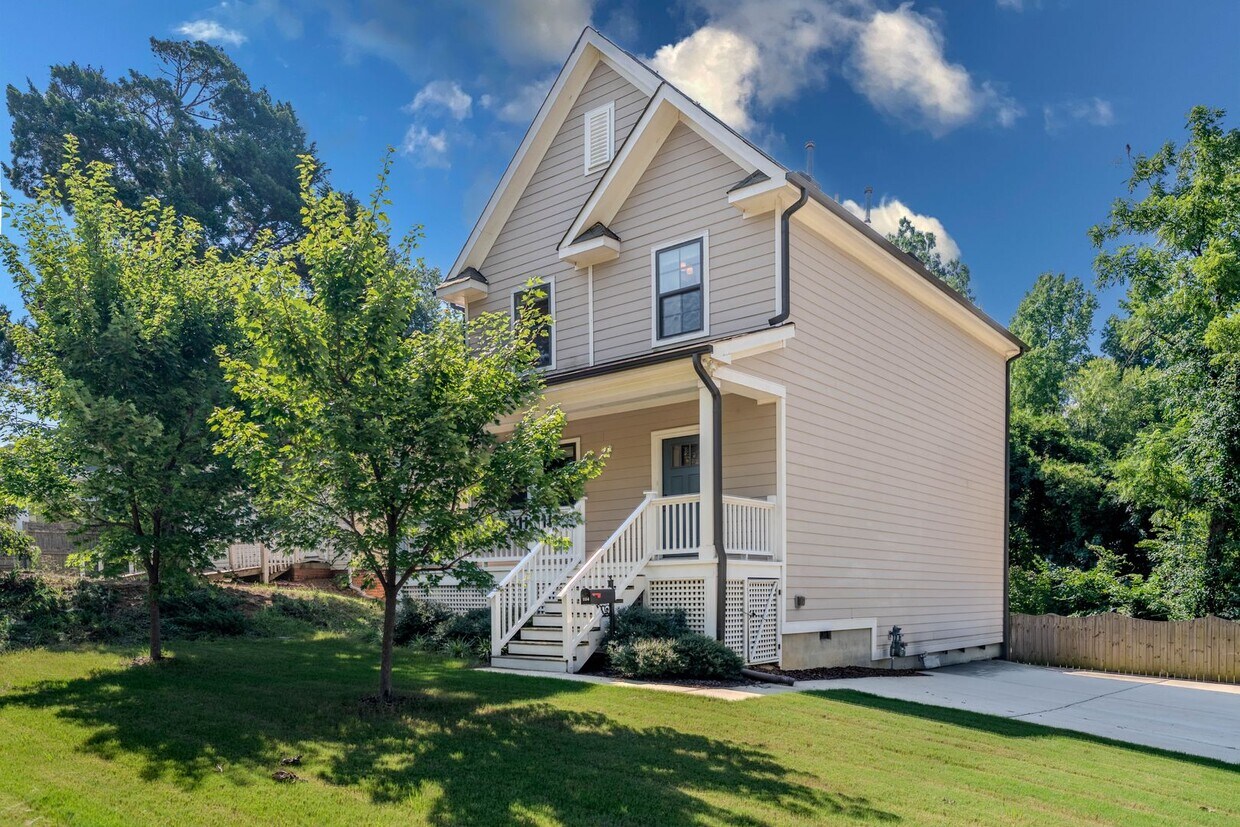 Foto principal - Available now! Beautiful 3BR/2.5BA Home wi...