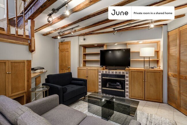 Foto del edificio - Private bedroom in 3 bed/2.5 bath Home