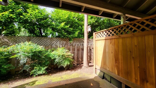 Building Photo - Cozy 1 BD | 1.5 BA Townhome with Patio - G...