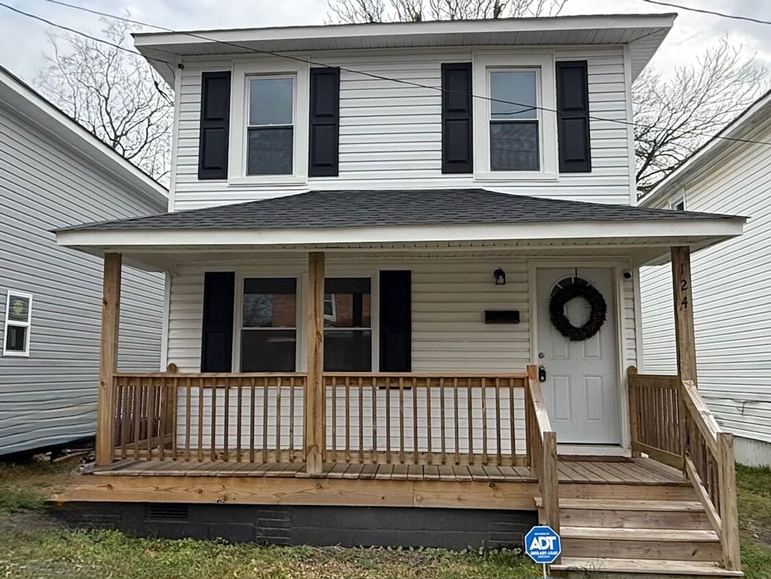 Foto principal - Updated 4 bedroom 2 bath home!