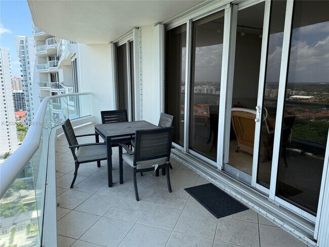 Foto del edificio - 7000 Island Blvd