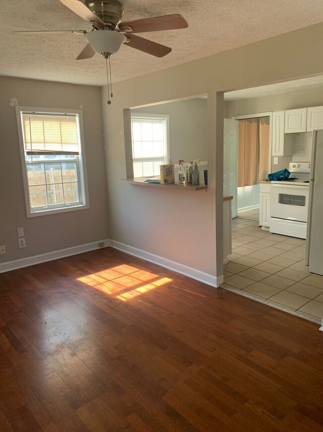 Building Photo - Cozy 2 Bed/ 1 Bath Home with Large Sun Roo...