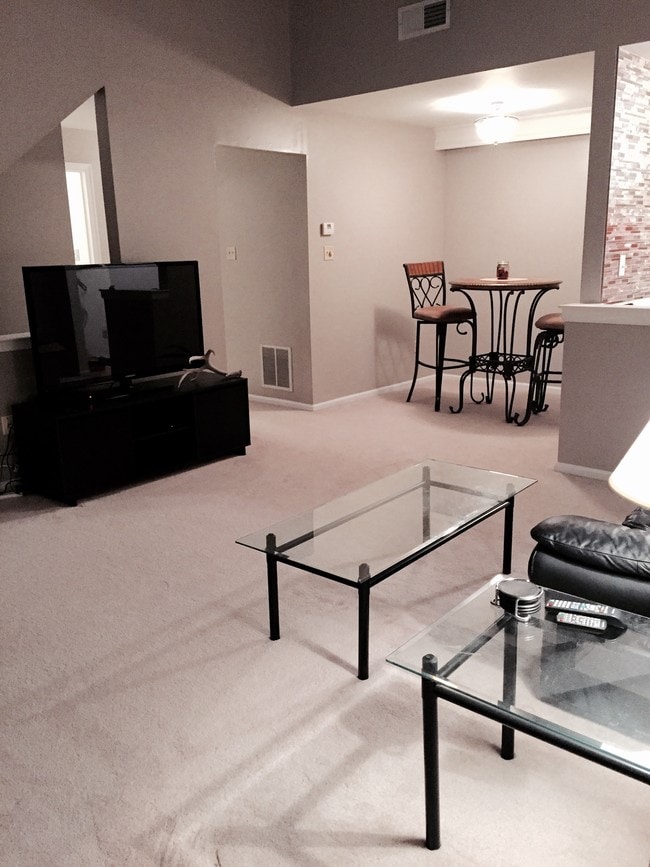 Sala familiar / Comedor - 2016 Foxmeadow Dr