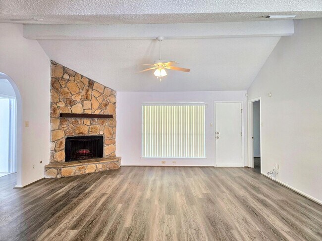 Foto del edificio - 14227 Blue Falls Dr