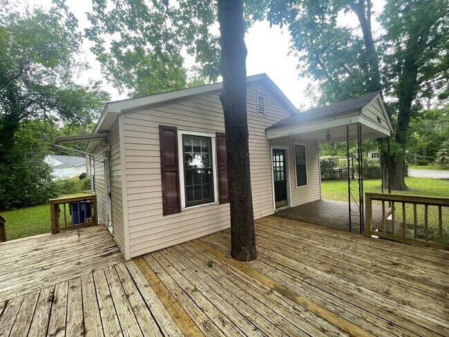 Building Photo - 2 BEdroom 1 Bath House