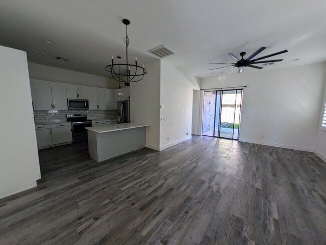 Building Photo - Artisan Duette 4br w/pool, garage and spor...