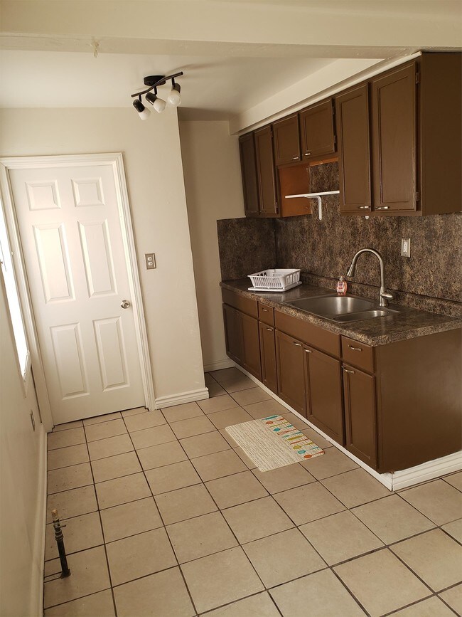 Foto del edificio - 8651 Westwood St