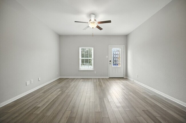 Foto del edificio - Charming Home Awaits: Spacious & Modern Li...