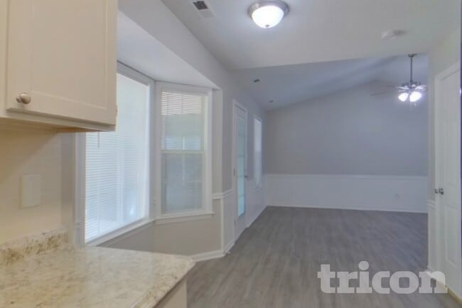 Building Photo - 5001 Alexis Dr