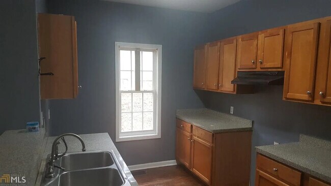 Foto del edificio - Room in Duplex on Ridge Ave NW