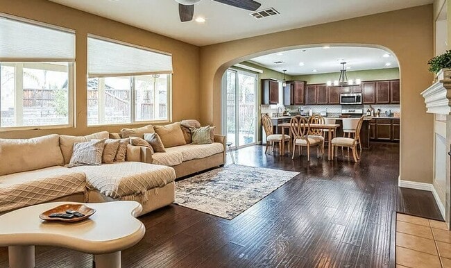 Building Photo - Fully Furnished 4 Bed/2.5 Bath Home In Sun...