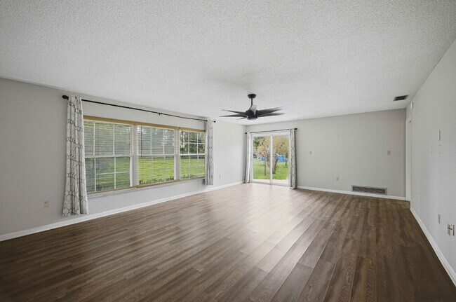 Building Photo - ???? Spacious 3-Bedroom Rental on .39 Acres in Desirable SE Ocala!