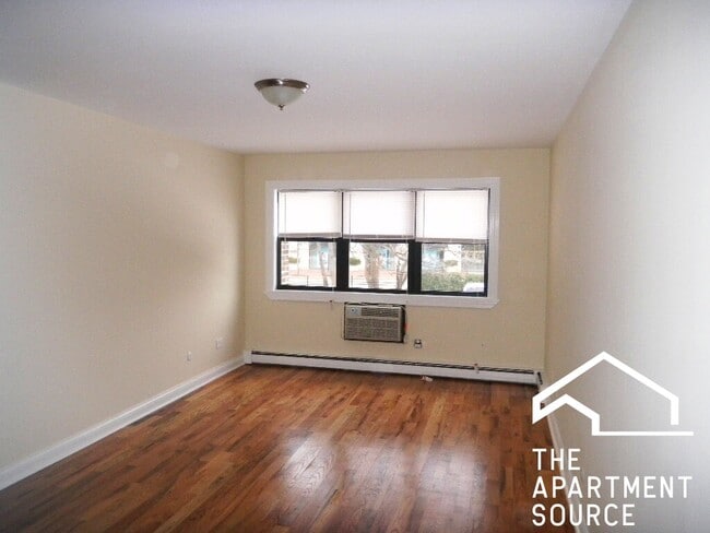 Building Photo - 696 Elm Pl