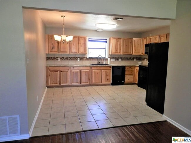 Building Photo - 217 Glenbrook Dr